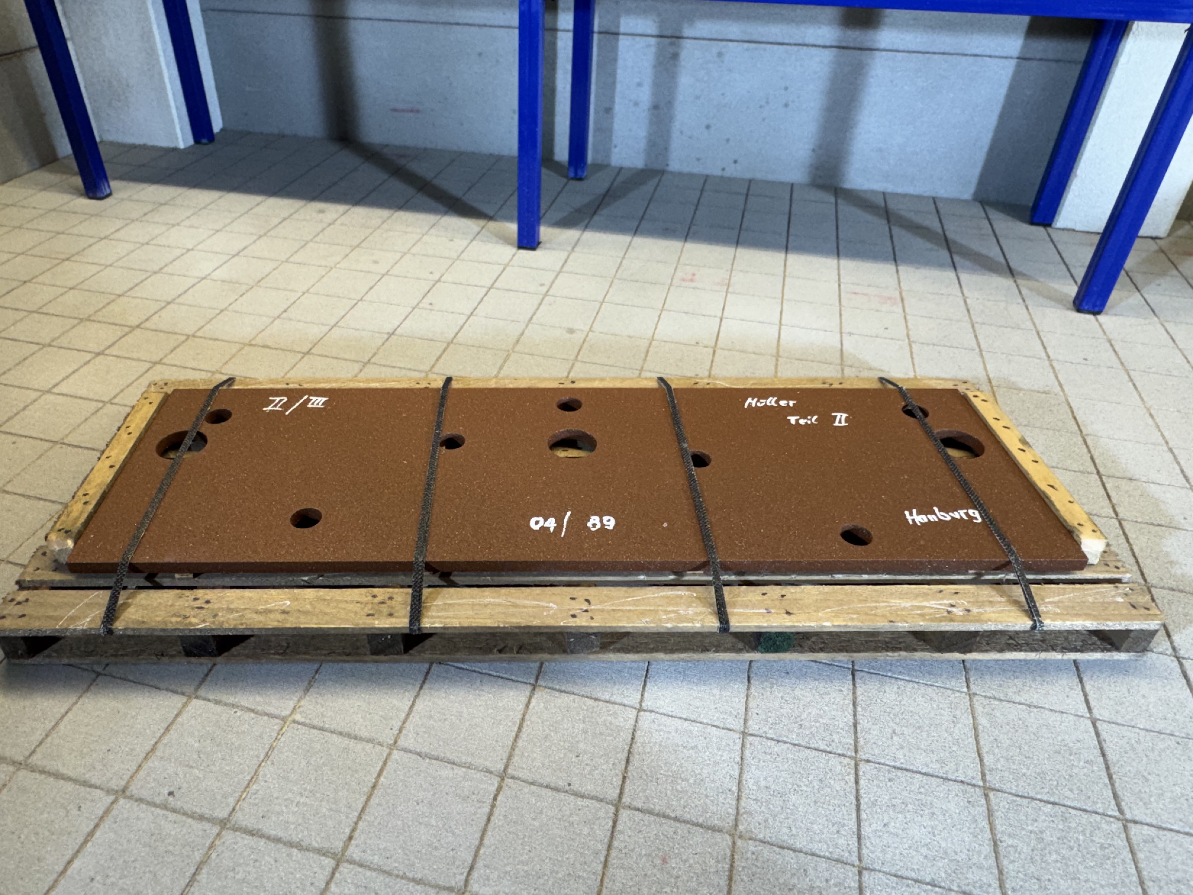 Schwerlast Palette mit Stahlplatte / Rostig