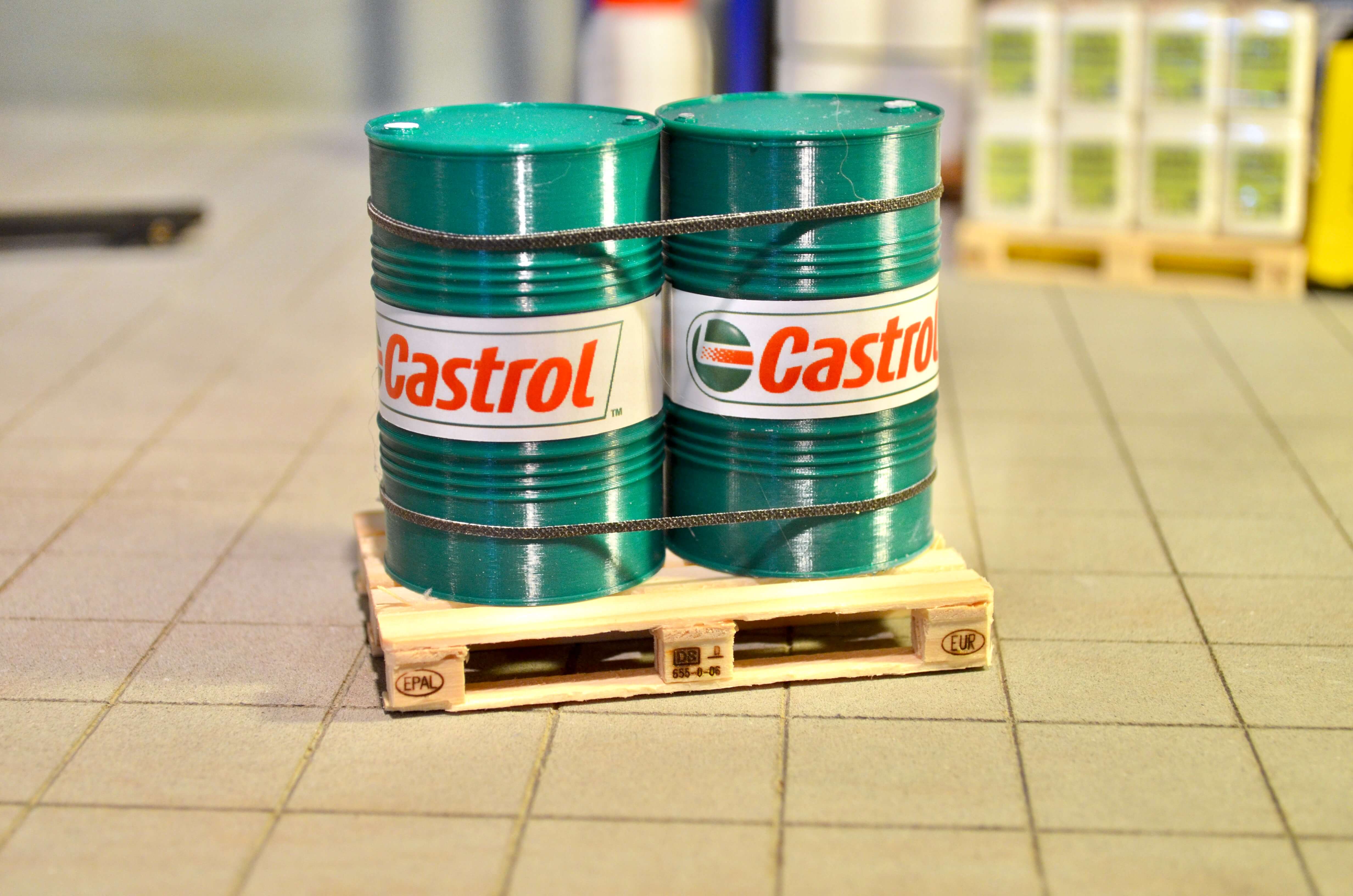 Euro-Palette mit Castrol Fässern