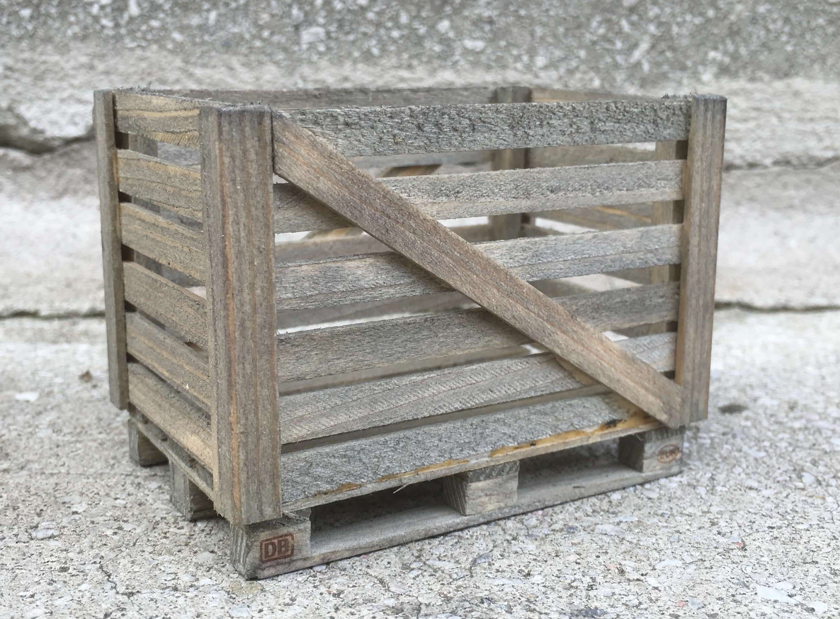 Holzgitterbox auf Europalette / Gealtert