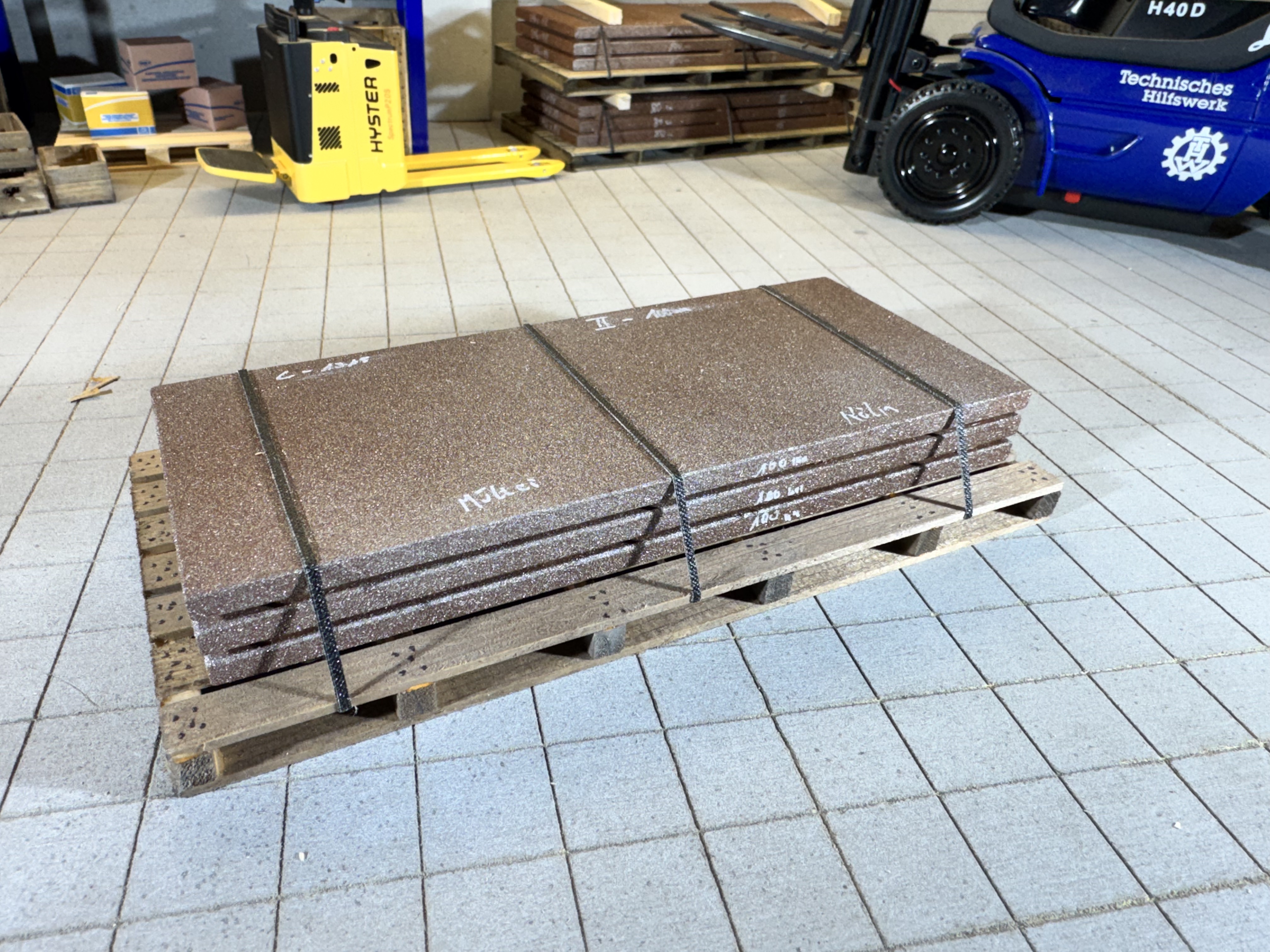 Sonderpalette mit Stahlplatten Rostig